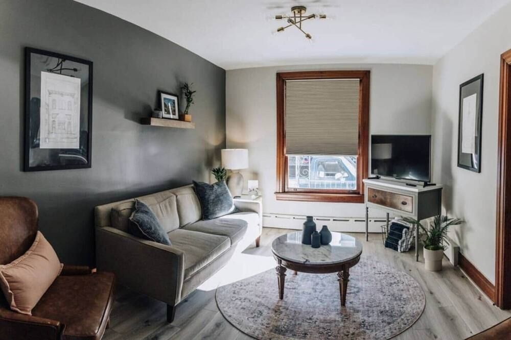 Century Home; The Carol - Pottsville - Huiskamer
