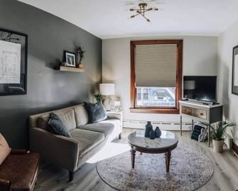 Century Home; The Carol - Pottsville - Вітальня