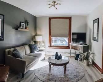 Century Home; The Carol - Pottsville - Huiskamer