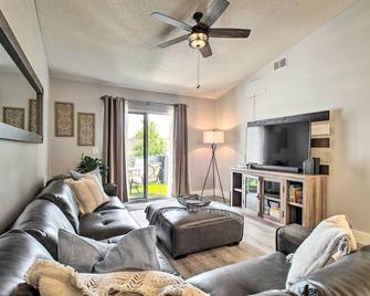 Hinesville Condo Grill, 4 Mi to Fort Stewart - Hinesville - Wohnzimmer