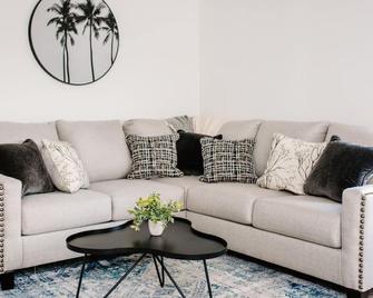 The Gem! Walk or Bike to the Beach, Quality & Comfort - Naples - Wohnzimmer