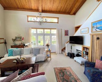 The Woolshed Estate at Tata Beach - Pohara - Sala de estar