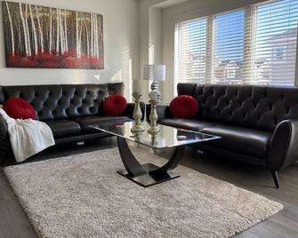 Luxurious 3 bedroom Townhouse with free parking - Cambridge - Obývací pokoj