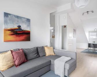 Citykoti Downtown Apartments - Helsinki - Living room