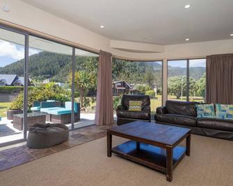 Beach Haven Bonanza - Pauanui Holiday Home - Pauanui Beach - Living room