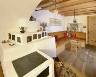 Quaint apartment near Chiemsee between Munich and Salzburg - Eggstätt - Living room
