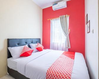 OYO 1370 Sudirman Guesthouse Syariah - Garut - Bedroom