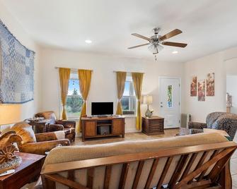 Trails Sister- Calm On The Edge Of Town - Alpine - Living room