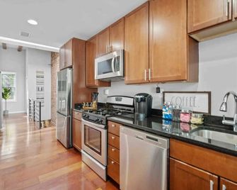 Perfect Location! Stylish Condo Steps Away from Nationals Stadium and Navy Yard in DC's Southwest Gem - واشنطن د.ك. - مطبخ
