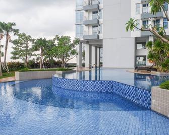 Delightful Luxurious Studio Apartment Connected to Pakuwon Mall at Supermall Mansion - Surabaya - Pool