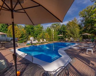 Lake George 5 Bed/ 3 Bath home w/ lake & resort access - لاكي جورج - حوض السباحة