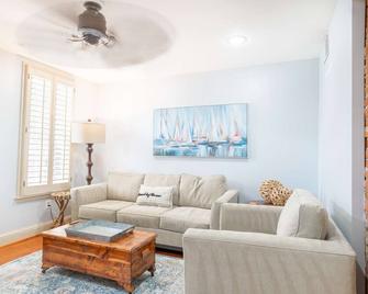 Charming Charles Retreat- The perfect space for fun and relaxation! - Annapolis - Living room
