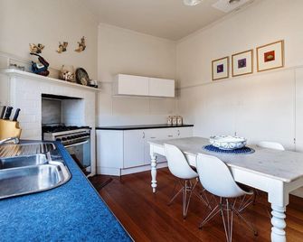 Dingle On Barclay - Port Fairy - Kitchen