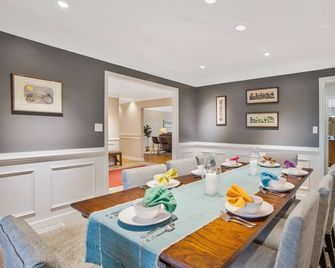 Gorgeous Creek Side Ranch-Style Estate With Dock - Grasonville