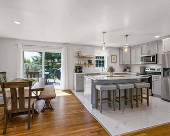 Fenced In Back Yard - Hot tub - King Bed - Parkesburg - Kitchen