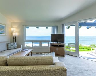 2 Bedroom Suite w/Kitchen | Pool | Free Parking | Del Mar Beach Access - Del Mar - Wohnzimmer