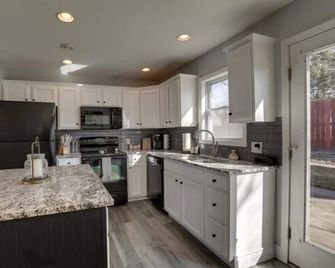 The Fieldhouse a Simply Charming property - Quincy - Cocina