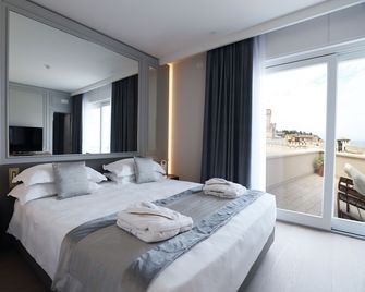 Grand Hotel Terme Sirmione - Sirmione - Bedroom