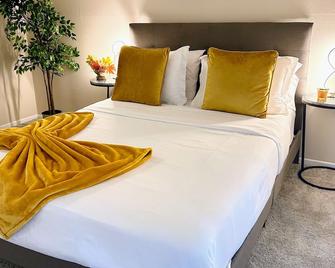 Cozy and Quiet/pool/gym/free parking/10 min to LAX - Culver City - Bedroom
