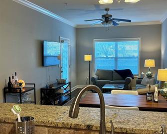 Ground floor condo 3 blocks from stadium. Parking pass is included with deposit - Auburn - Living room