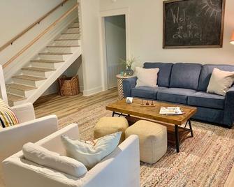 Your perfect lake getaway! Newly updated, spacious, and open. - Arley - Living room