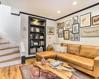 Historic Home w/ Garden: Walk to Center City! - Filadelfia - Sala de estar