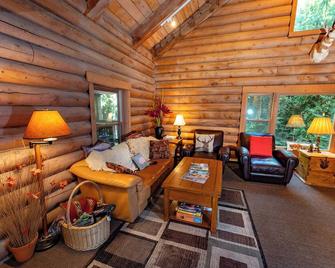 Multi-Level Forest Lodge Near Silverwood with Vintage Ice Cream Parlor & Movie Theater - Spirit Lake - Sala de estar