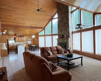 Sleeps 12, 4br, Lakefront, firepit, boat lift, fish station, & panoramic views - Livingston - Sala de estar
