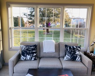 Cozy, Clean, Relaxing Beach Cottage Awaits You!! - Fairhaven - Living room