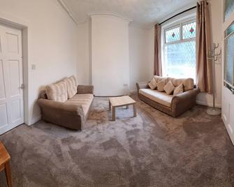 4 Bedroom Spacious House Perfect for Family & Business Short Long-Term Stays Easy Access to Manchester, Oldham, Bury - Rochdale - Living room