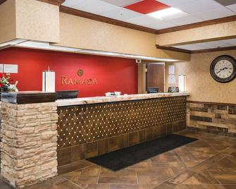 Ramada by Wyndham Plymouth Hotel & Conference Center - Plymouth - Front desk