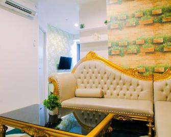 Vintage 2BR Apartment at Grand Kamala Lagoon By Travelio - Bekasi - Sala de estar