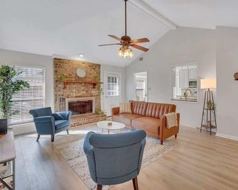 Home Sweet Pooler - Pooler - Living room