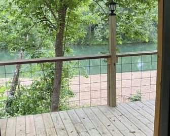 New cabin located on the jacks fork river front. - Eminence - Balcony