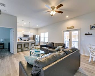 Community Pool Access and Bay View Rockport Home! - Rockport - Living room