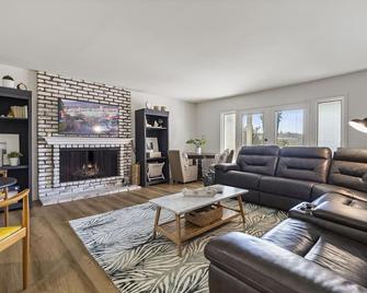 Orange County Oasis! - Mission Viejo - Living room