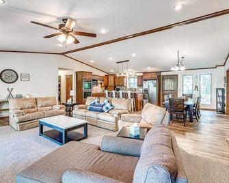 Custom Waterfront Cabin with Private Boat Dock - Checotah - Sala de estar