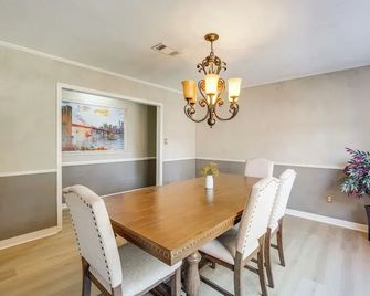 2 Mi to Gulfport Beaches: Poolside Paradise! - Gulfport - Dining room