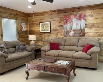 The Crappie-2 bedroom cabin with spacious parking - Grenada - Wohnzimmer