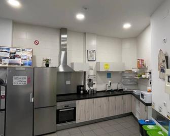 Downtown River Hostel - San Sebastian - Kitchen