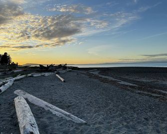 Oceanfront Studio with Loft - amazing views! - Qualicum Beach - Balcony
