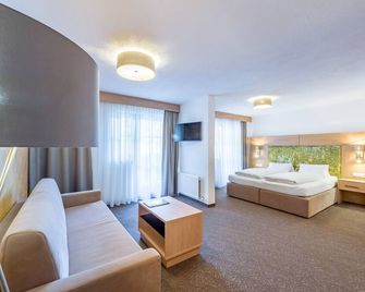 Riders In - זולדן - סלון