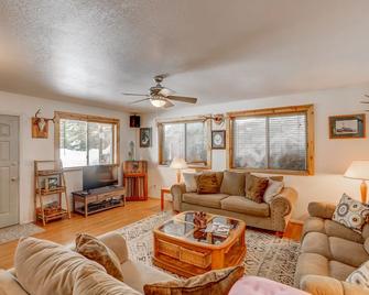Boulder Creek Cabin - Awesome location - 2 min to Lake Cascade - Donnelly - Living room