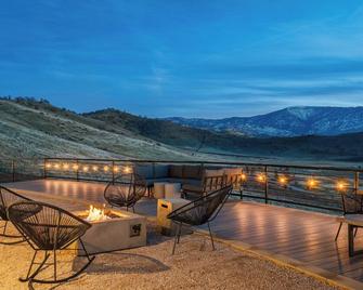 An A+ Architectural Wonder Perched Above Some of the Most Popular Local Wineries - Tehachapi - Balkon