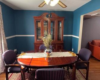 Modern Springfield 3BR -- Walk to Shops -- Minutes to DC & Fort Belvoir - Springfield - Dining room