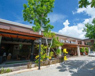 The Win Hotel - Bang Saphan - Building