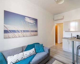 Beautiful Renovated Apartment - Carre D'or - 1br/2p - Канни - Вітальня