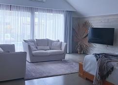 Bombua Beach House - Luganville - Living room