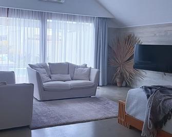 Bombua Beach House - Luganville - Living room