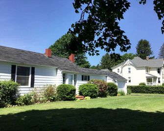 Charming Two-Bedroom Cottage Rental in a Quiet Countryside Setting near the Appalachian Trail, Burke´s Garden, Virginia - Tazewell - Edificio